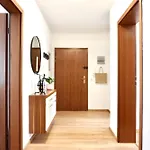 2 Schlafzimmer Mit Balkon Und Privatem Stellplatz Unmittelbar An Der Mosel Fuer Bis Zu 8 Gaeste Апартаменты