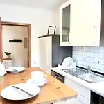 2 Schlafzimmer Mit Balkon Und Privatem Stellplatz Unmittelbar An Der Mosel Fuer Bis Zu 8 Gaeste Апартаменты *