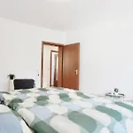 2 Schlafzimmer Mit Balkon Und Privatem Stellplatz Unmittelbar An Der Mosel Fuer Bis Zu 8 Gaeste
