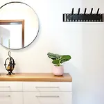 2 Schlafzimmer Mit Balkon Und Privatem Stellplatz Unmittelbar An Der Mosel Fuer Bis Zu 8 Gaeste Апартаменты *