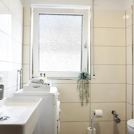 2 Schlafzimmer Mit Balkon Und Privatem Stellplatz Unmittelbar An Der Mosel Fuer Bis Zu 8 Gaeste *