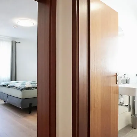 2 Schlafzimmer Mit Balkon Und Privatem Stellplatz Unmittelbar An Der Mosel Fuer Bis Zu 8 Gaeste