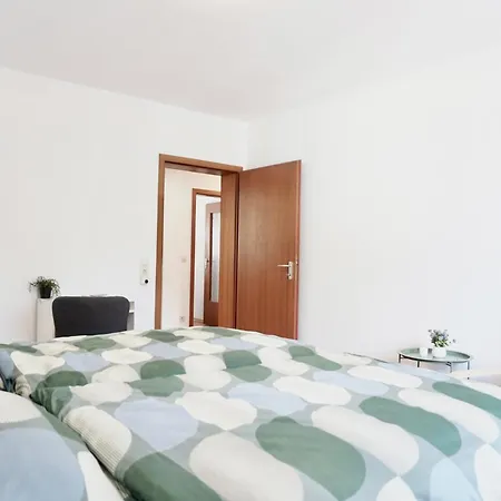 2 Schlafzimmer Mit Balkon Und Privatem Stellplatz Unmittelbar An Der Mosel Fuer Bis Zu 8 Gaeste