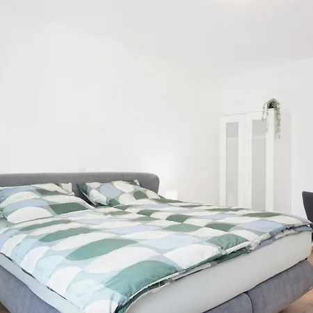 2 Schlafzimmer Mit Balkon Und Privatem Stellplatz Unmittelbar An Der Mosel Fuer Bis Zu 8 Gaeste