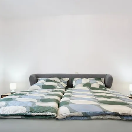 2 Schlafzimmer Mit Balkon Und Privatem Stellplatz Unmittelbar An Der Mosel Fuer Bis Zu 8 Gaeste