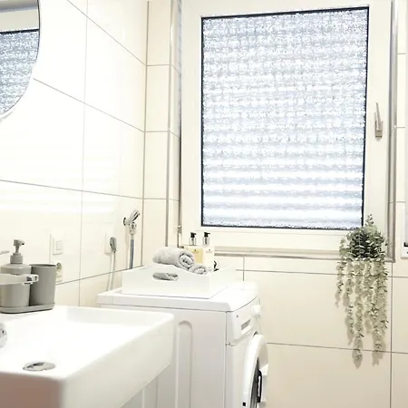 Neu I 2 Schlafzimmer Fuer Bis Zu 8 Gaeste Mit Schoenem Balkon Und Privatem Stellplatz Unmittelbar An Der Mosel アパート *