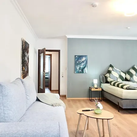 アパート Neu I 2 Schlafzimmer Fuer Bis Zu 8 Gaeste Mit Schoenem Balkon Und Privatem Stellplatz Unmittelbar An Der Mosel *