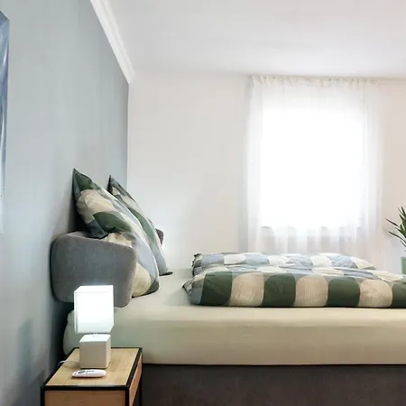 2 Schlafzimmer Mit Balkon Und Privatem Stellplatz Unmittelbar An Der Mosel Fuer Bis Zu 8 Gaeste * Koblenz (Rhineland-Palatinate)