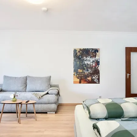 2 Schlafzimmer Mit Balkon Und Privatem Stellplatz Unmittelbar An Der Mosel Fuer Bis Zu 8 Gaeste