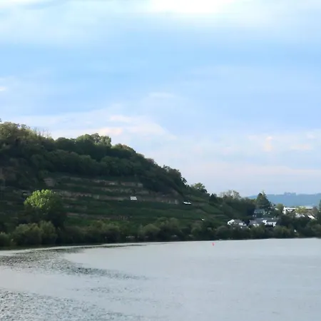 アパート Neu I 2 Schlafzimmer Fuer Bis Zu 8 Gaeste Mit Schoenem Balkon Und Privatem Stellplatz Unmittelbar An Der Mosel コブレンツ