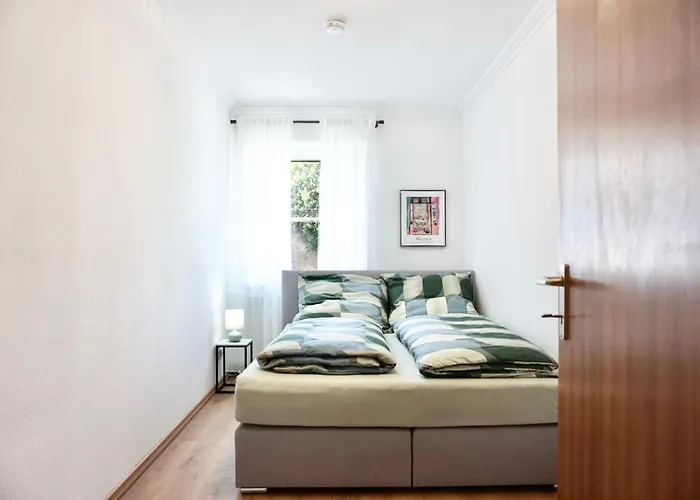 NEU I 2 Schlafzimmer für bis zu 8 Gäste mit schönem Balkon und privatem Stellplatz unmittelbar an der Mosel *