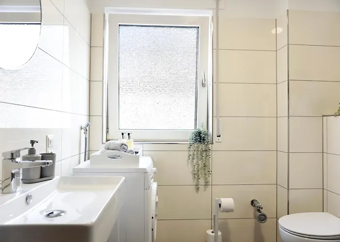 NEU I 2 Schlafzimmer für bis zu 8 Gäste mit schönem Balkon und privatem Stellplatz unmittelbar an der Mosel *