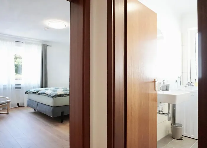 NEU I 2 Schlafzimmer für bis zu 8 Gäste mit schönem Balkon und privatem Stellplatz unmittelbar an der Mosel