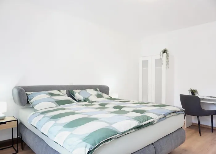 NEU I 2 Schlafzimmer für bis zu 8 Gäste mit schönem Balkon und privatem Stellplatz unmittelbar an der Mosel