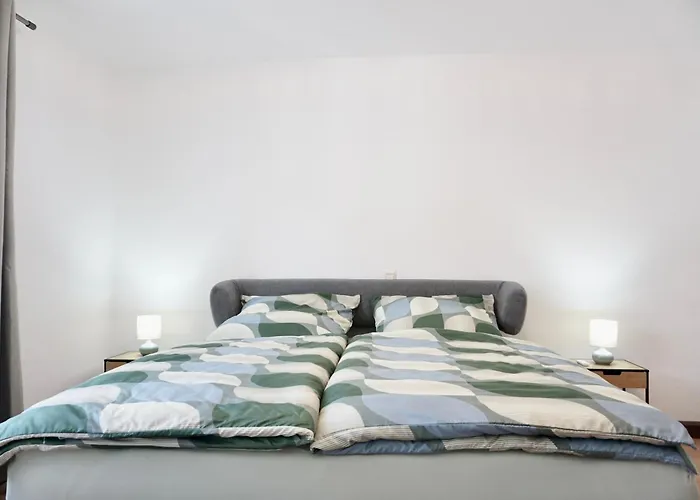 NEU I 2 Schlafzimmer für bis zu 8 Gäste mit schönem Balkon und privatem Stellplatz unmittelbar an der Mosel