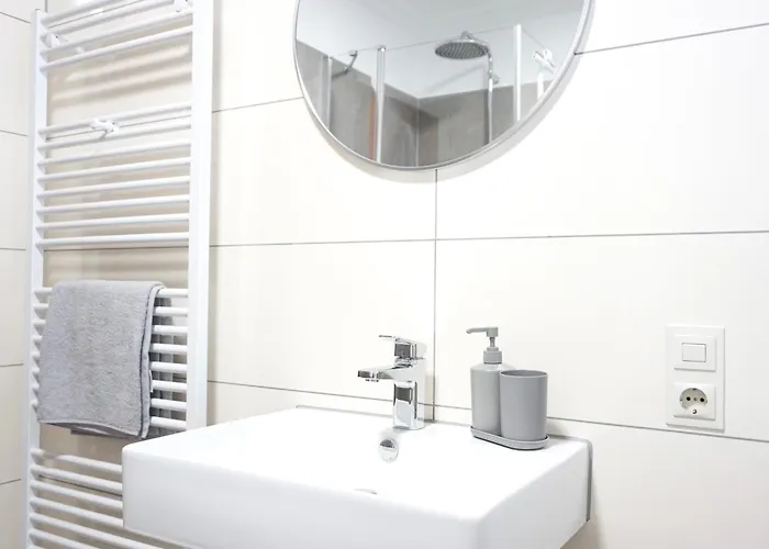 NEU I 2 Schlafzimmer für bis zu 8 Gäste mit schönem Balkon und privatem Stellplatz unmittelbar an der Mosel Apartment