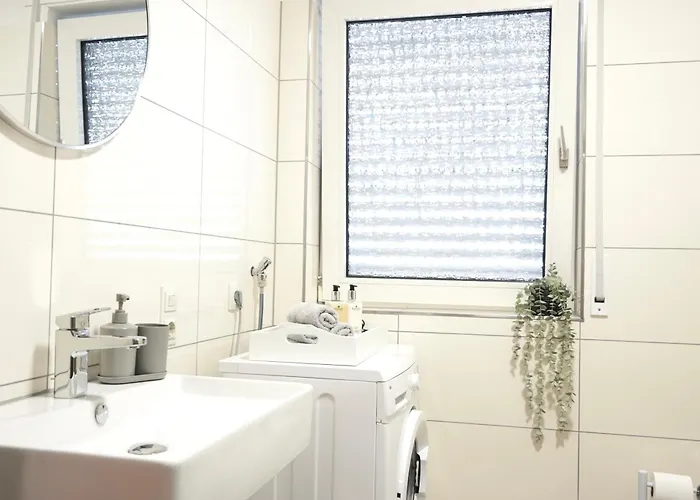 NEU I 2 Schlafzimmer für bis zu 8 Gäste mit schönem Balkon und privatem Stellplatz unmittelbar an der Mosel Apartment *