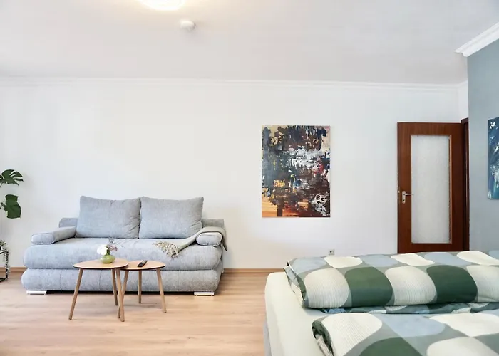 NEU I 2 Schlafzimmer für bis zu 8 Gäste mit schönem Balkon und privatem Stellplatz unmittelbar an der Mosel