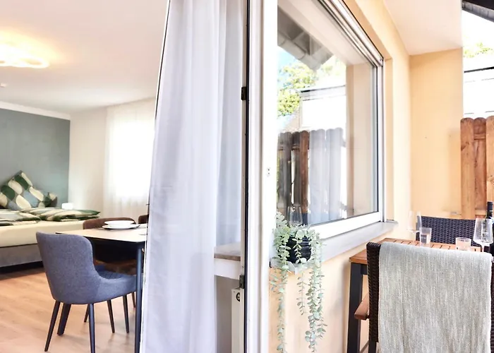 NEU I 2 Schlafzimmer für bis zu 8 Gäste mit schönem Balkon und privatem Stellplatz unmittelbar an der Mosel *