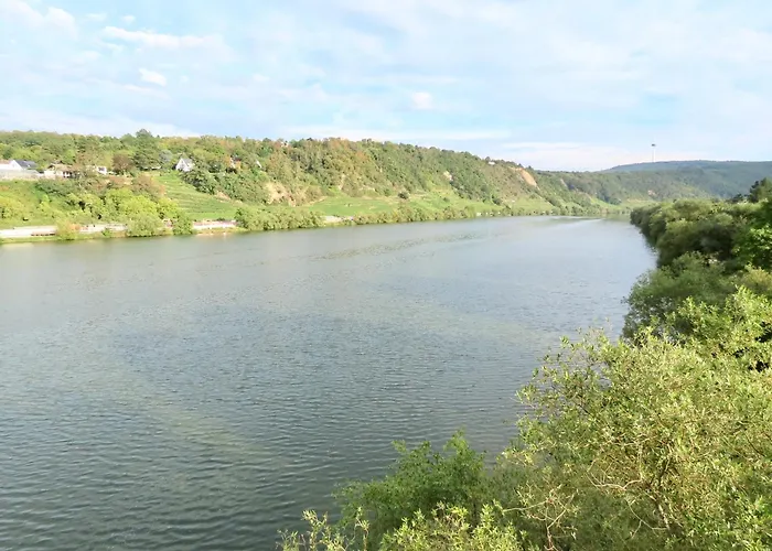 2 Schlafzimmer Mit Balkon Und Privatem Stellplatz Unmittelbar An Der Mosel Fuer Bis Zu 8 Gaeste *